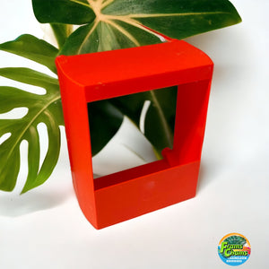 Red screen feeder for insects